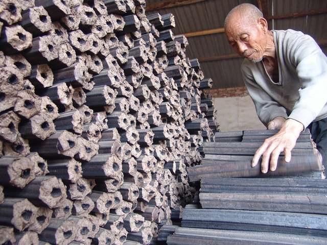 致富大參考：用鋸末邊角料加工機(jī)制木炭賺錢(qián)嗎？